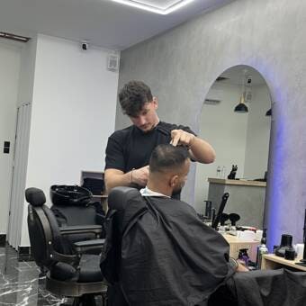 Ο Δημήτρης εν ώρα κουρέματος στο Plaza Barber Shop
