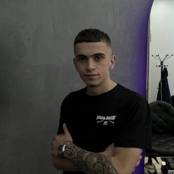 Ο Flori στο Plaza Barber Shop, με μπλουζάκι του μαγαζιού